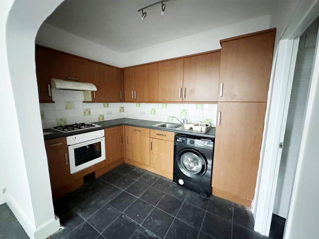 Lot: 73 - ONE-BEDROOM FLAT WITH PRIVATE ENTRANCE - Kitchen